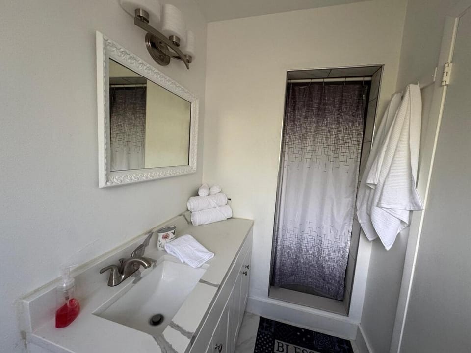 HUGE In-Law Apt Beach Oasis- Private entrance Apartment in Venice Gardens