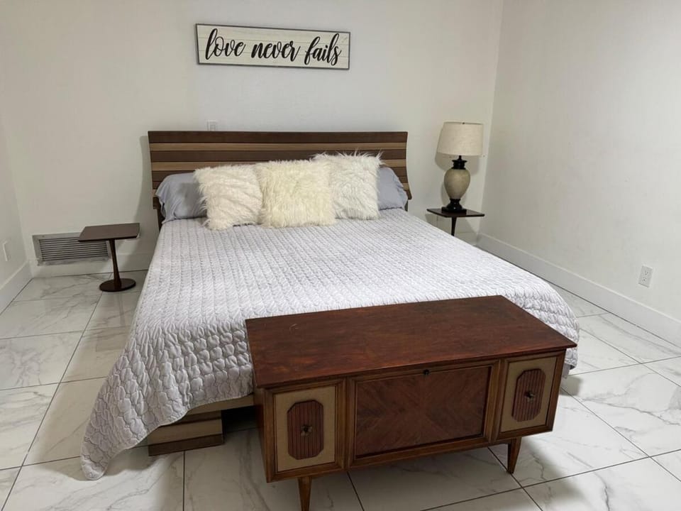 HUGE In-Law Apt Beach Oasis- Private entrance Apartment in Venice Gardens