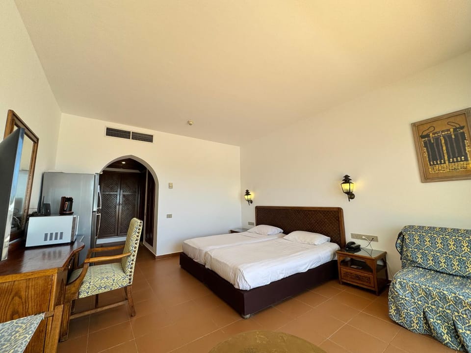 Bed, Seating area, Bedroom, air conditioner