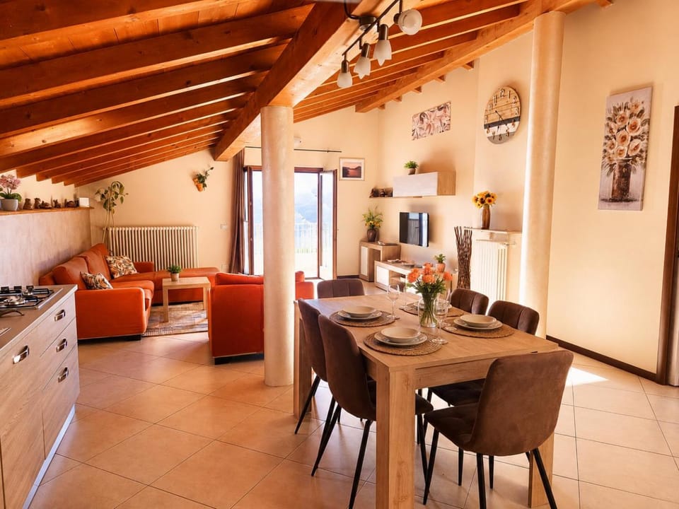 Kitchen or kitchenette, Living room, Seating area, Dining area