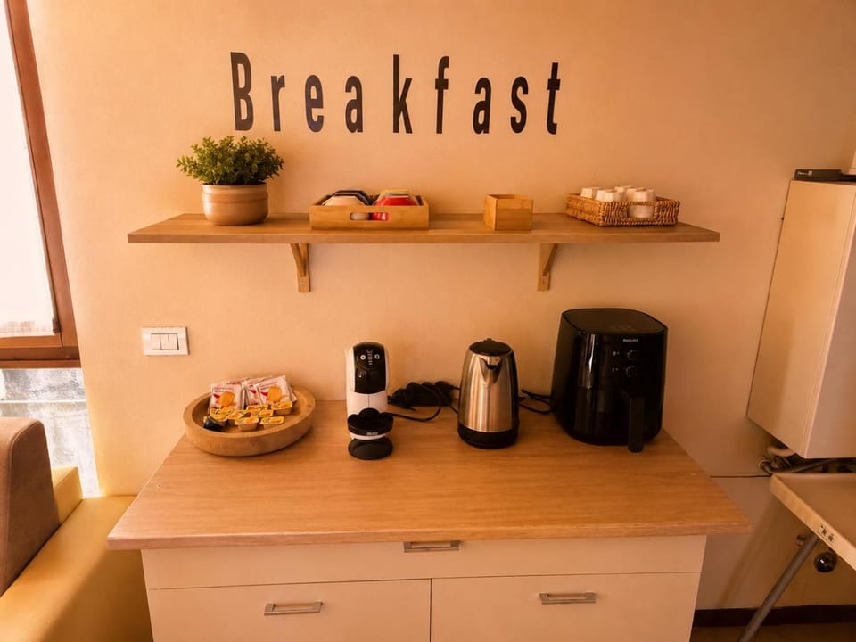Coffee/tea facilities, Kitchen or kitchenette, Food, Breakfast, Breakfast, toaster