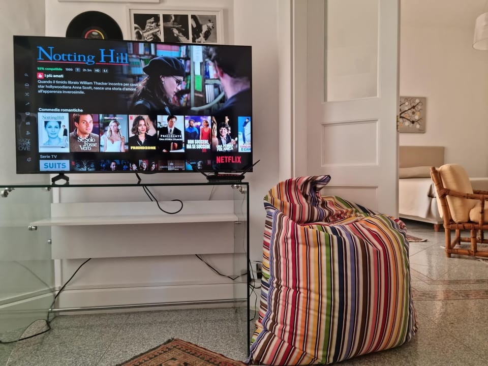 TV and multimedia, Living room, Seating area, Evening entertainment