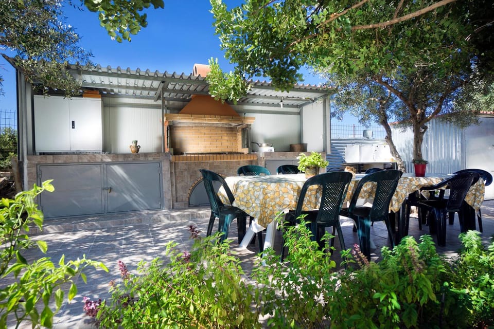 BBQ facilities, Garden, Internal: Not applicable to any particular room