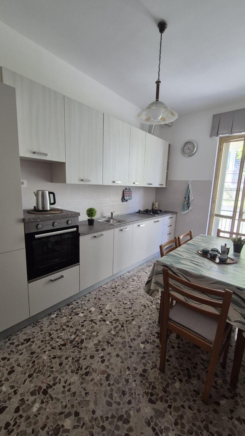 Coffee/tea facilities, Kitchen or kitchenette, Dining area, dishwasher, stove