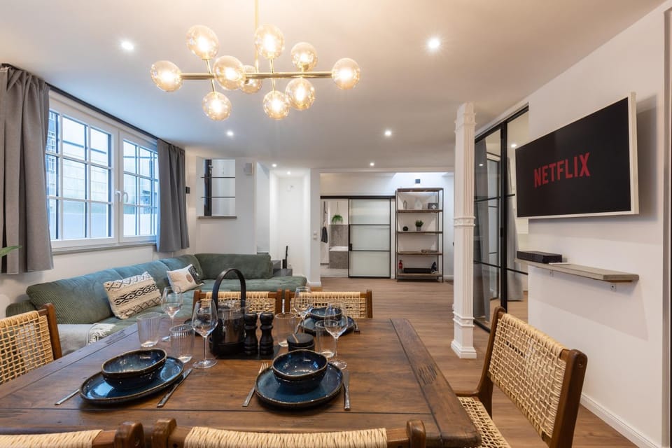 TV and multimedia, Living room, Dining area, Food