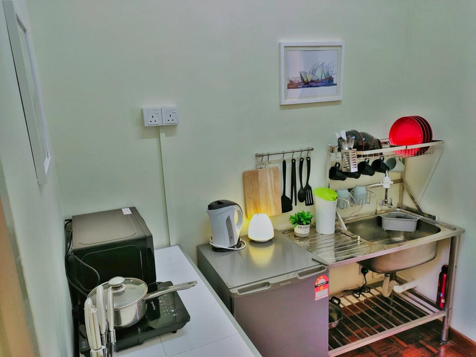 Queensbay Mall, Up to 6 Pax, 3 Bedrooms, 2 Bathrooms, 1 Car Park by Star Home House in Bayan Lepas