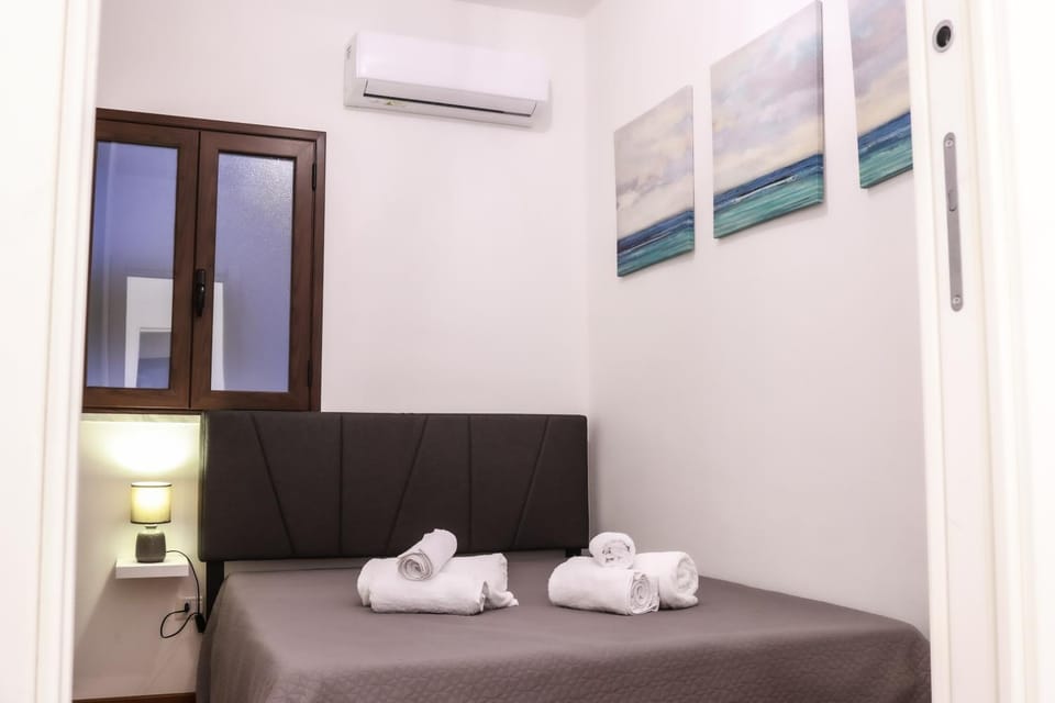 Bed, Photo of the whole room, Bedroom, towels, air conditioner