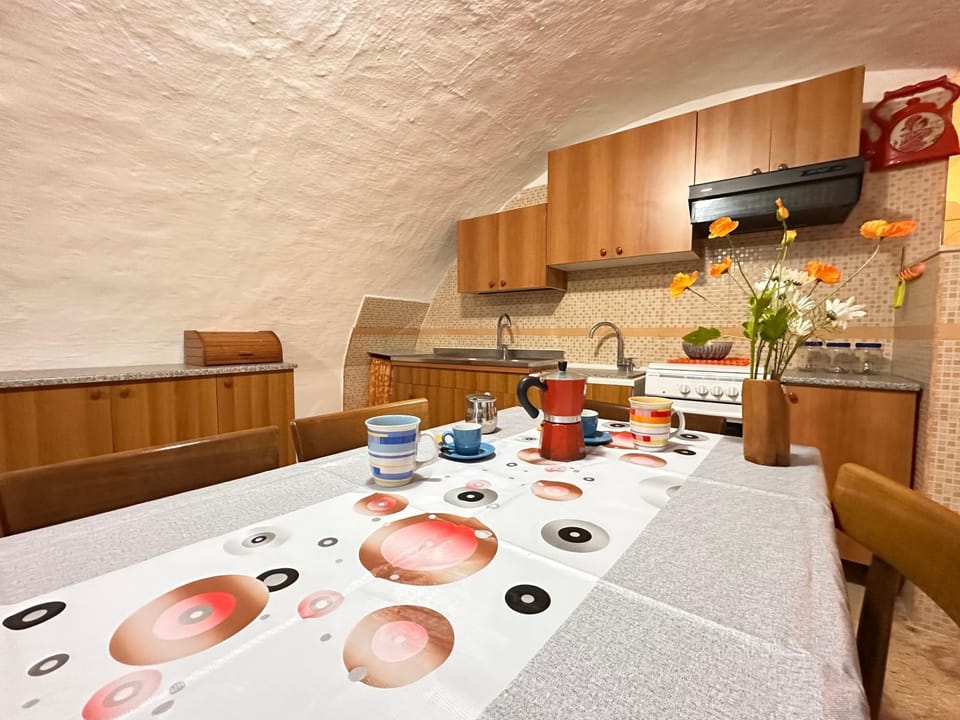 Kitchen or kitchenette, Dining area, stove