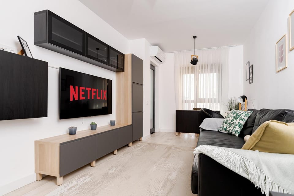 TV and multimedia, Living room, Seating area, Evening entertainment