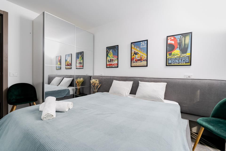 Bedroom, towels