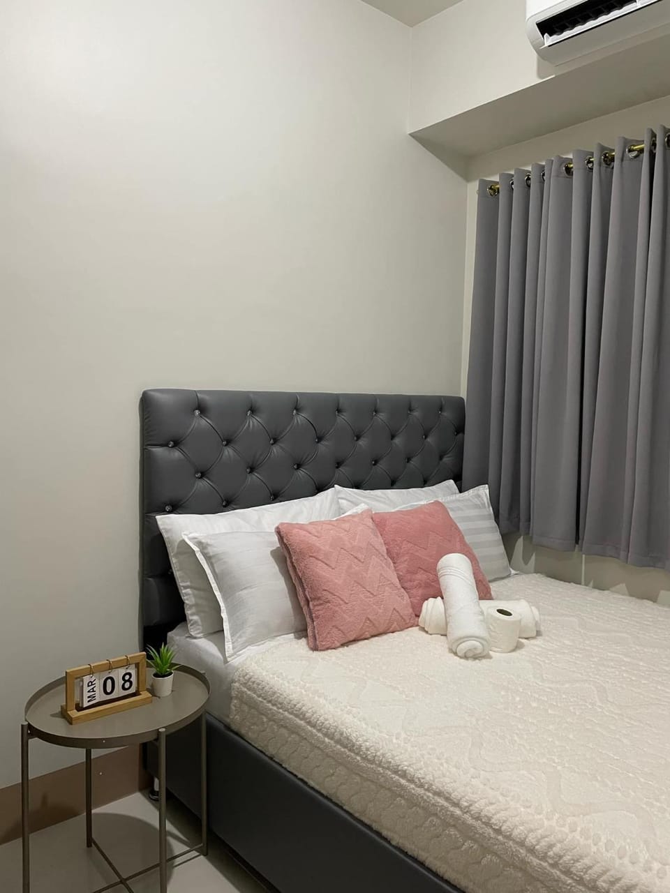 Bed, Bedroom, towels