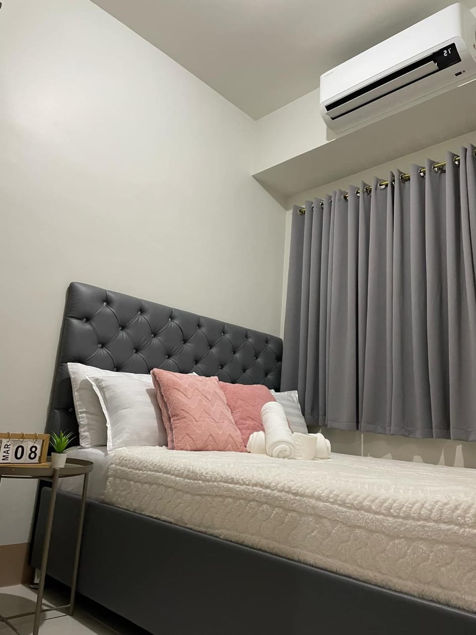 Bed, Bedroom, towels