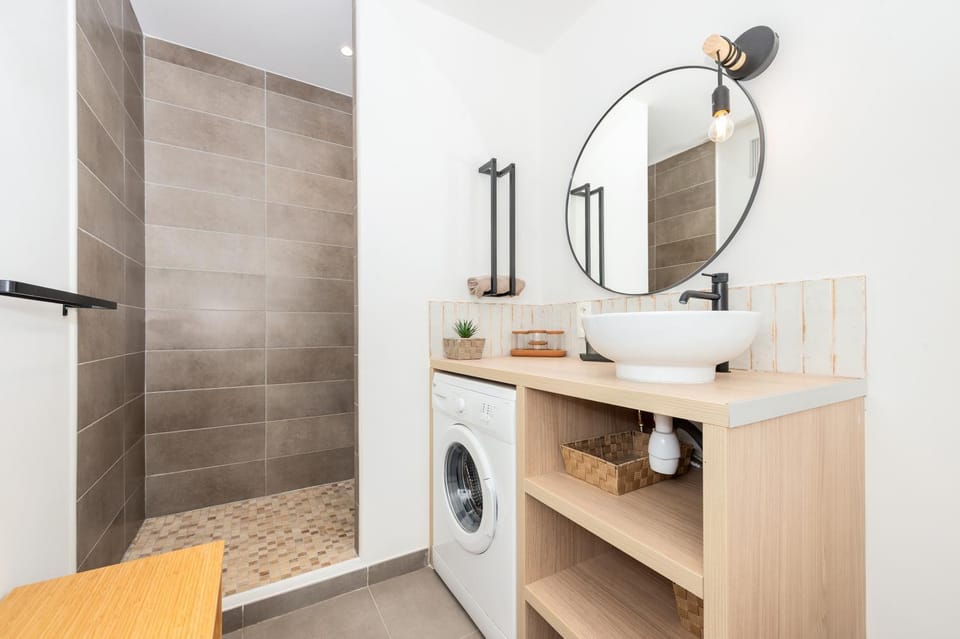 Shower, Bathroom, towels, washing machine