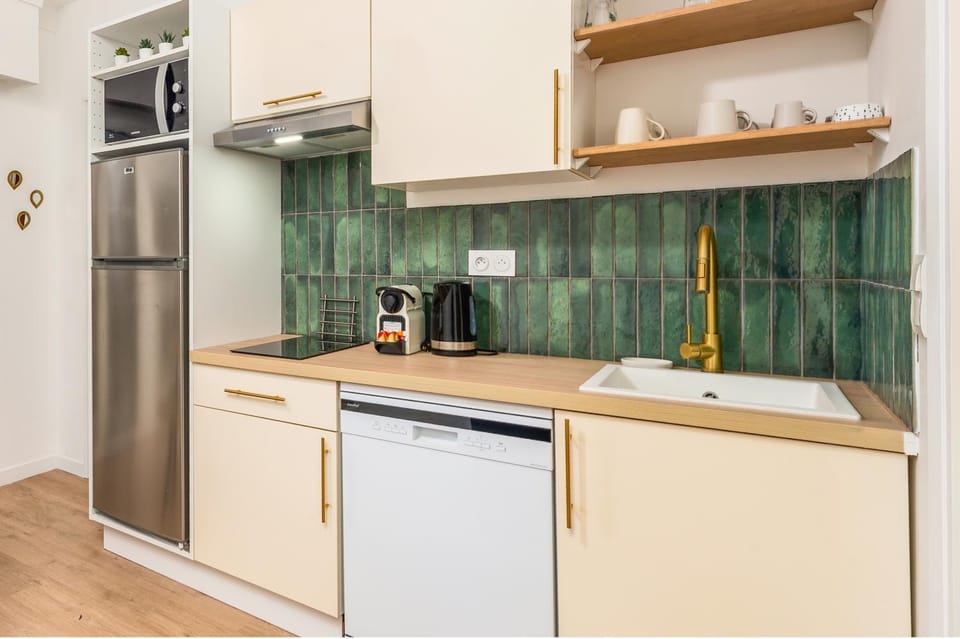 Coffee/tea facilities, dishwasher, oven, stove, toaster