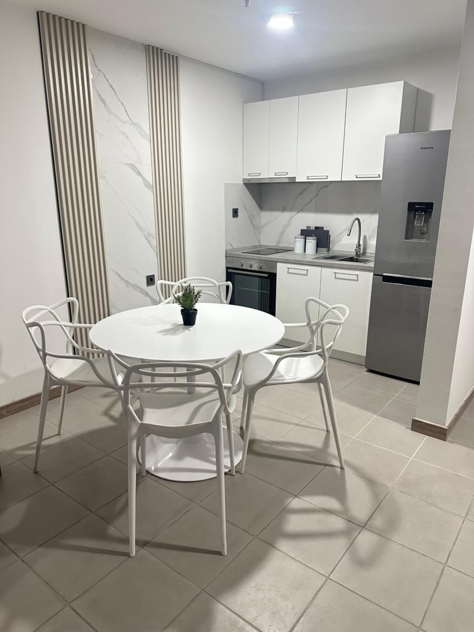 Kitchen or kitchenette, Dining area