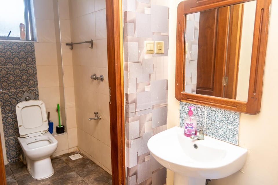 Shower, Toilet, Bathroom, bidet, towels