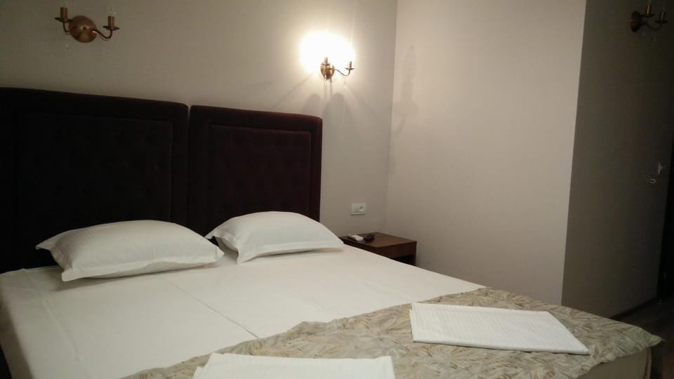 Bed, Photo of the whole room, Decorative detail