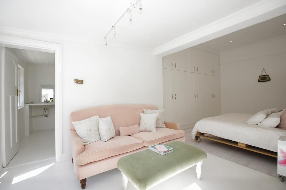 Wonderland Cottage on Chelsea Village Doorstep Villa in Cape Town