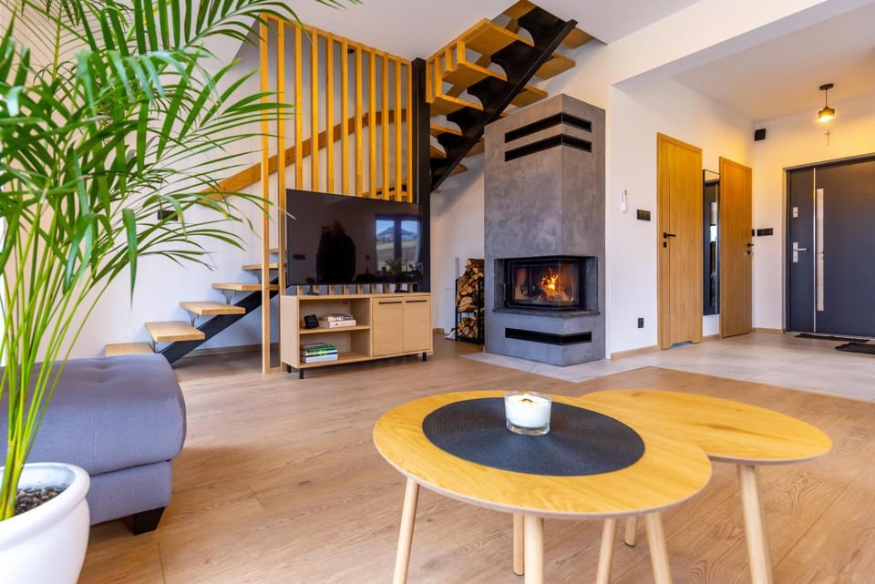 TV and multimedia, Living room, Seating area, Evening entertainment