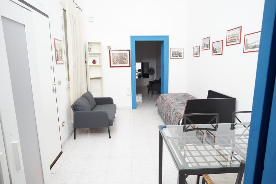 Bed, Living room, Seating area, Dining area