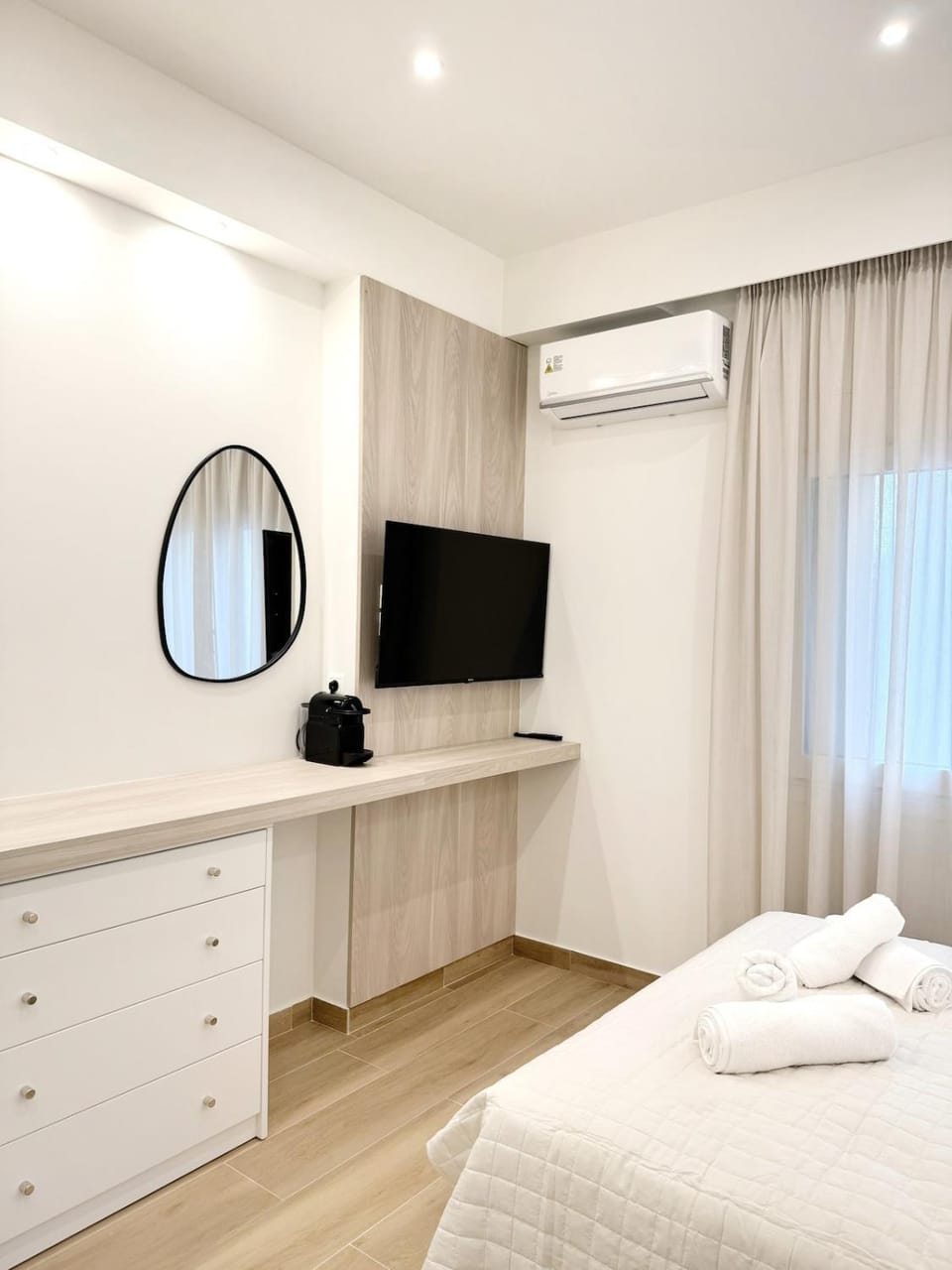 TV and multimedia, Photo of the whole room, air conditioner
