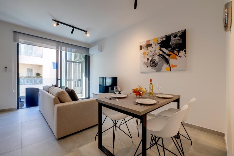 TV and multimedia, Living room, Seating area, Dining area, Evening entertainment