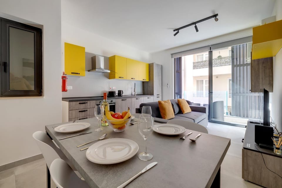 Kitchen or kitchenette, Living room, Seating area, Dining area