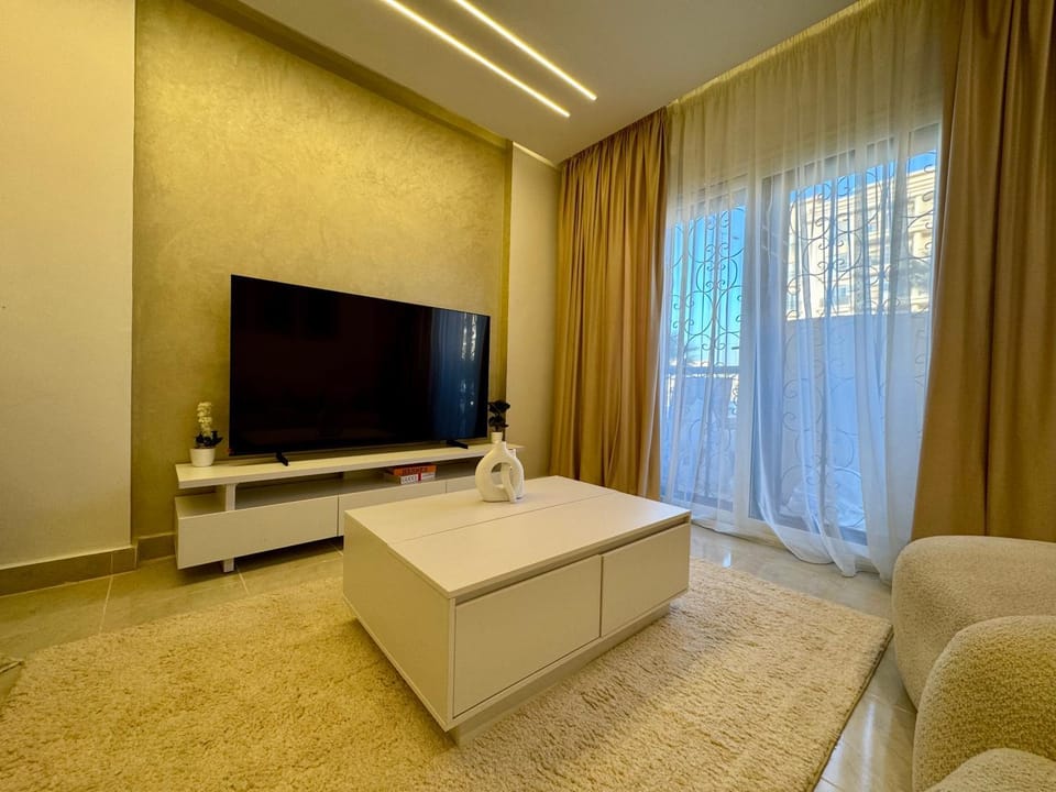 Communal lounge/ TV room, Bed, TV and multimedia, Living room, Photo of the whole room, Seating area, Evening entertainment, Bedroom