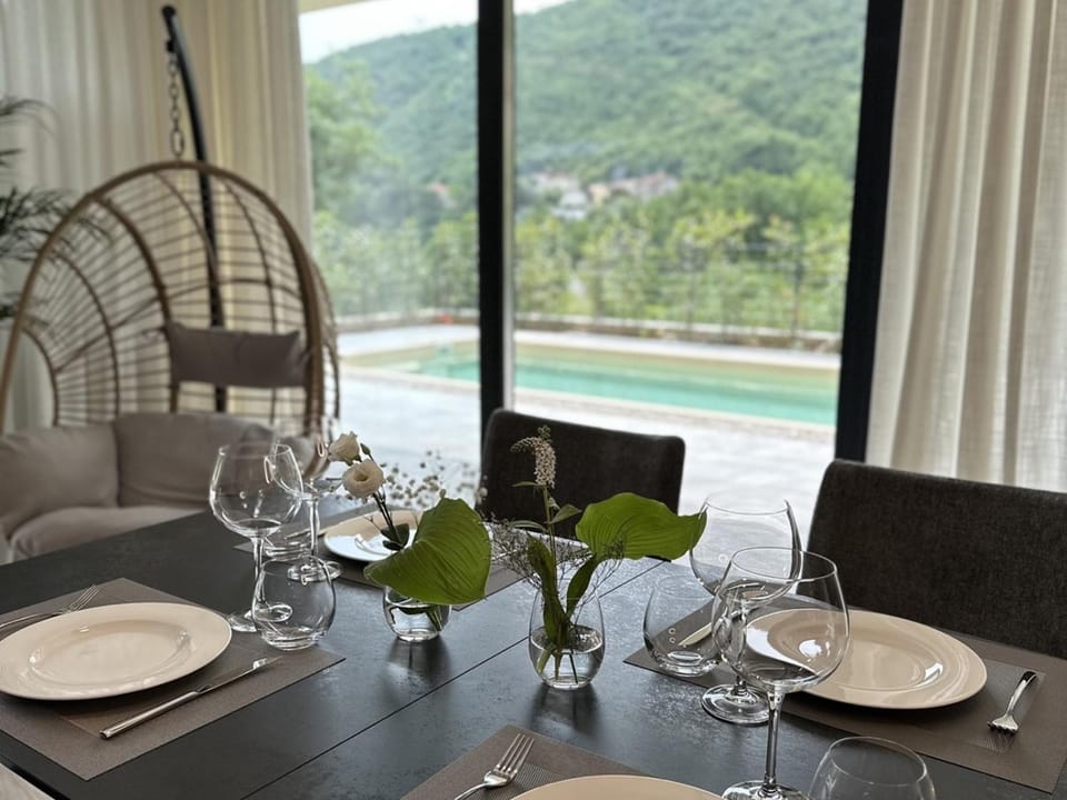 Dining area, Mountain view