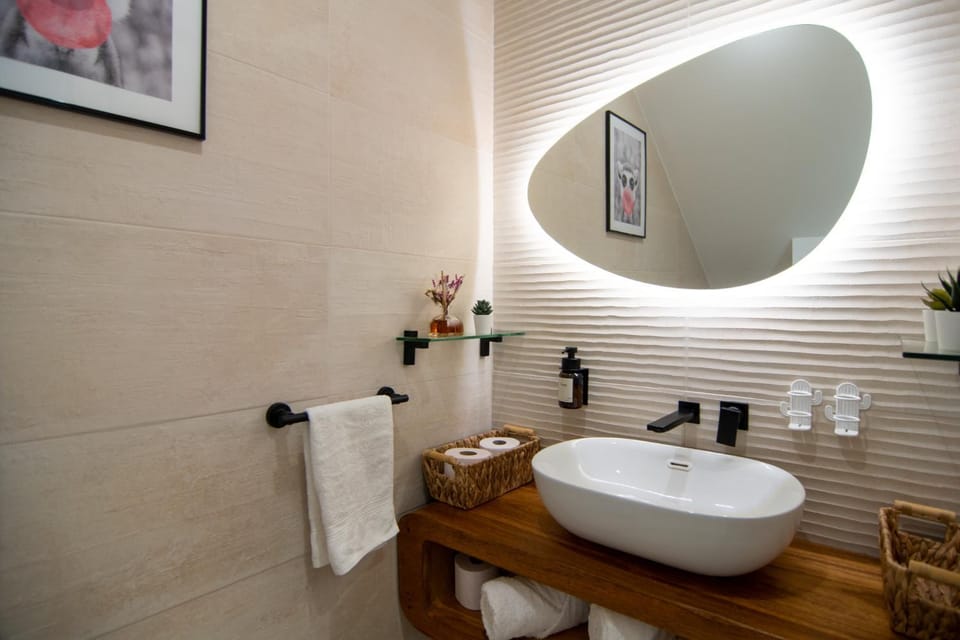 Toilet, towels