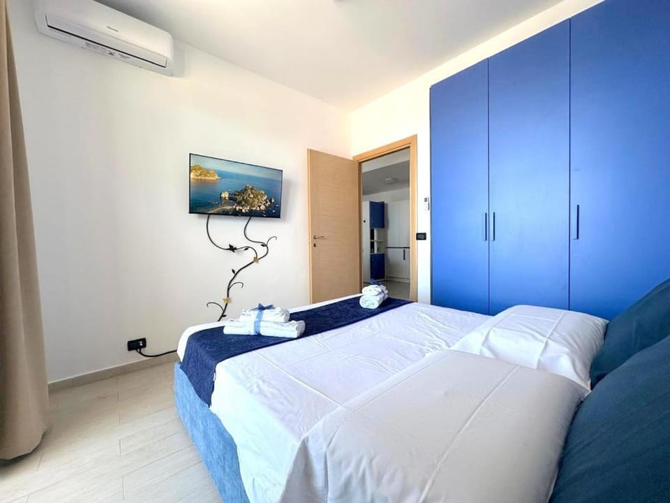 Bed, TV and multimedia, Photo of the whole room, Bedroom, wardrobe, air conditioner