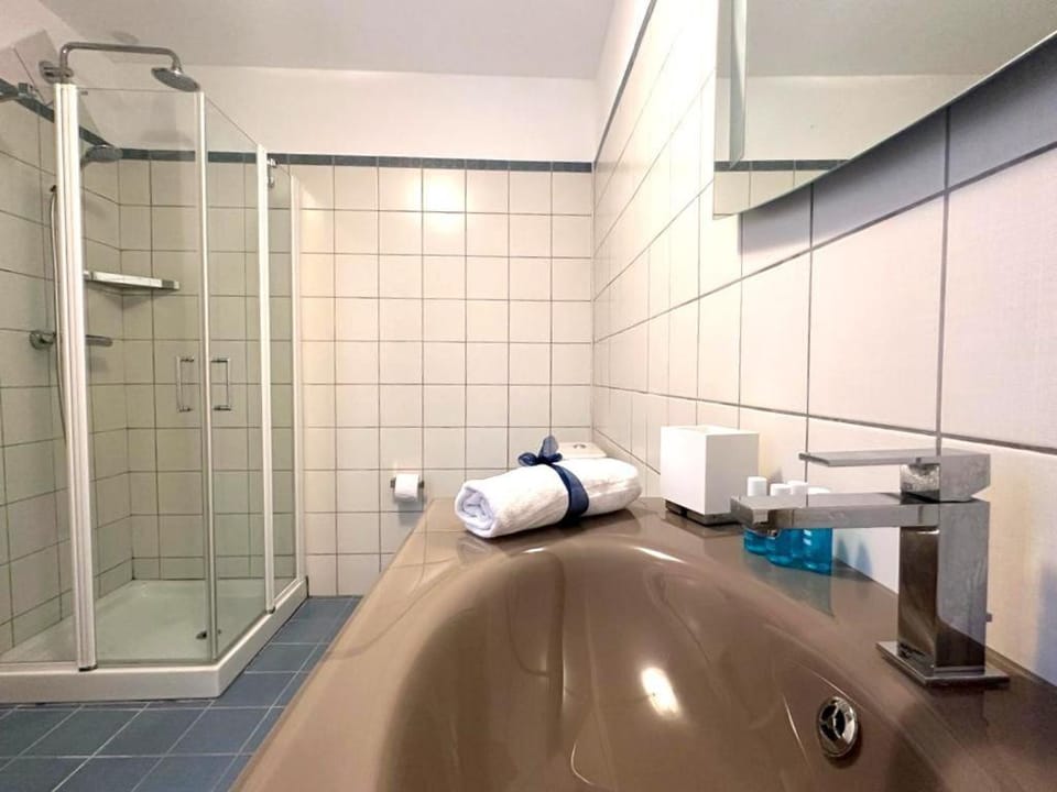 Shower, Toilet, Bathroom, towels