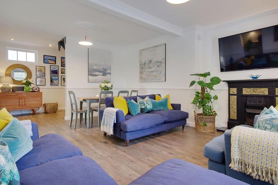 TV and multimedia, Living room, Seating area, fireplace