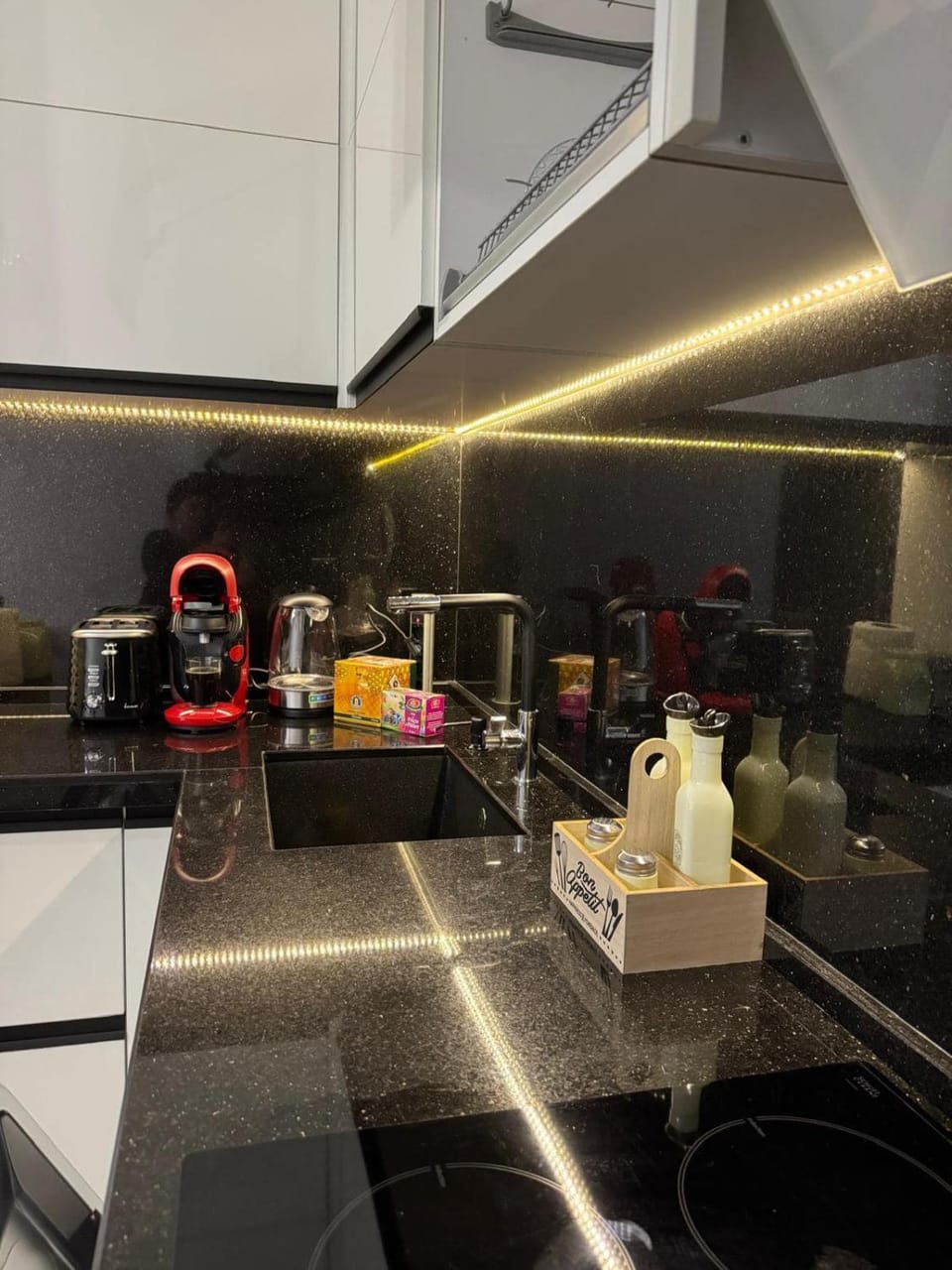 Coffee/tea facilities, Kitchen or kitchenette, stove, toaster