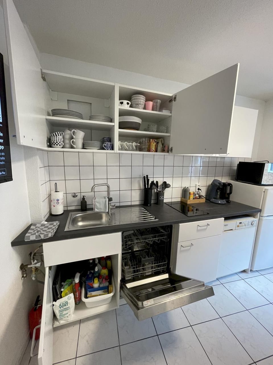 Kitchen or kitchenette, dishwasher, stove