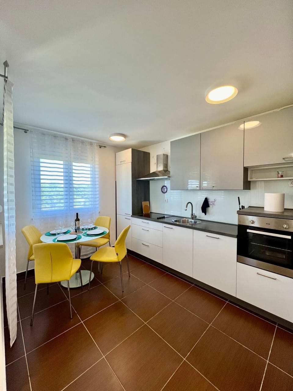 Kitchen or kitchenette, Dining area