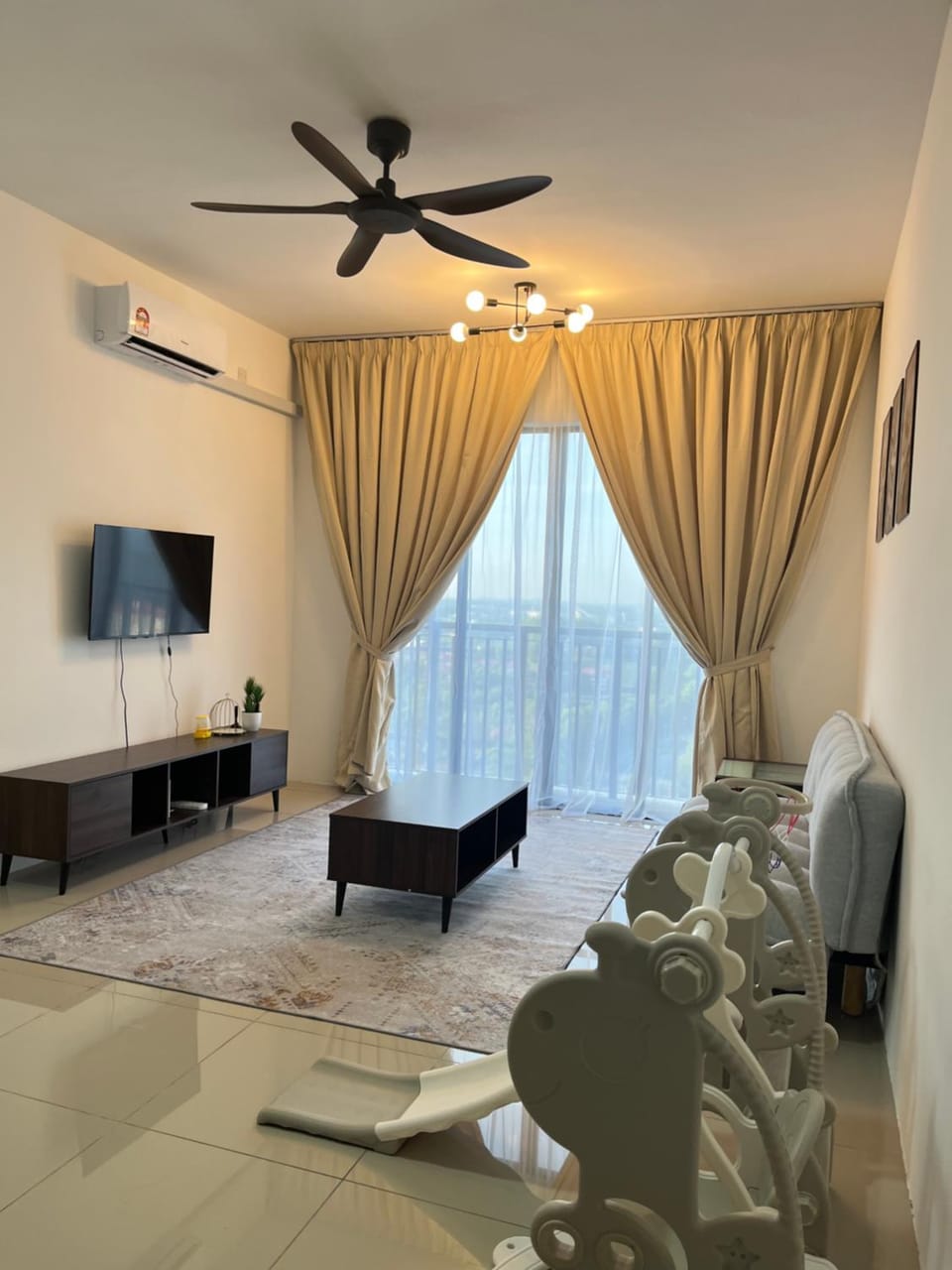 Living room, Seating area, Evening entertainment, air conditioner