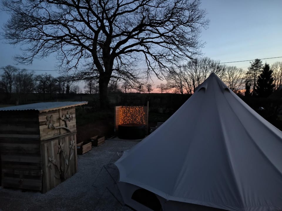Lodge romantique "le grand chêne" avec Jacuzzi privatif Luxury tent in Auvergne-Rhône-Alpes