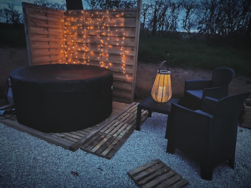 Lodge romantique "le grand chêne" avec Jacuzzi privatif Luxury tent in Auvergne-Rhône-Alpes
