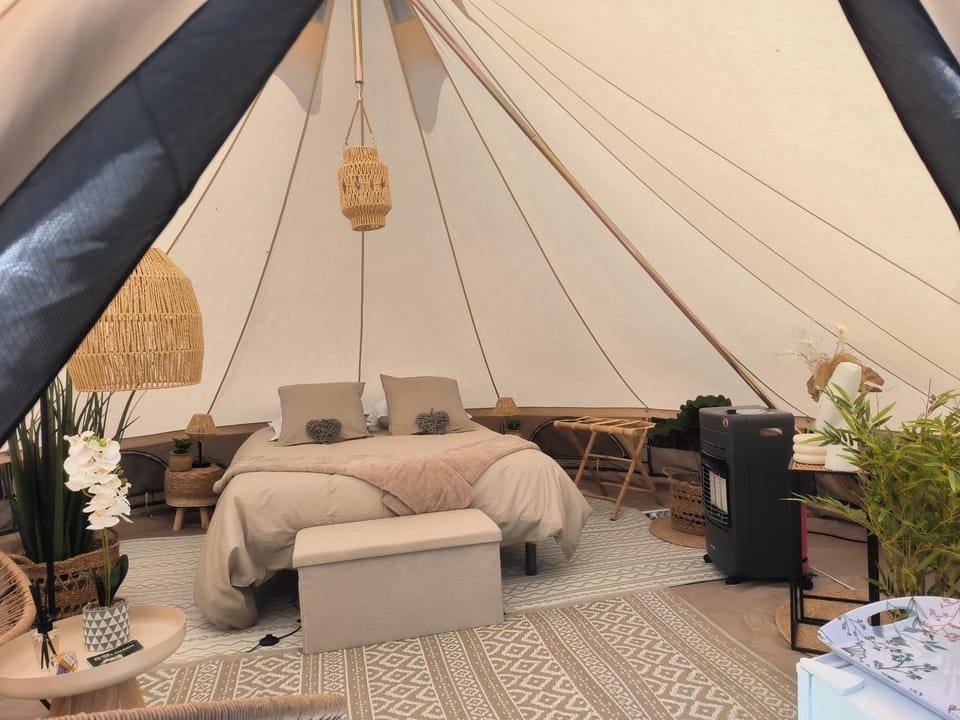 Lodge romantique "le grand chêne" avec Jacuzzi privatif Luxury tent in Auvergne-Rhône-Alpes