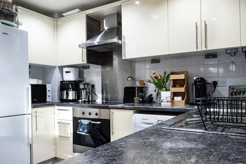 Coffee/tea facilities, oven, stove, kitchen