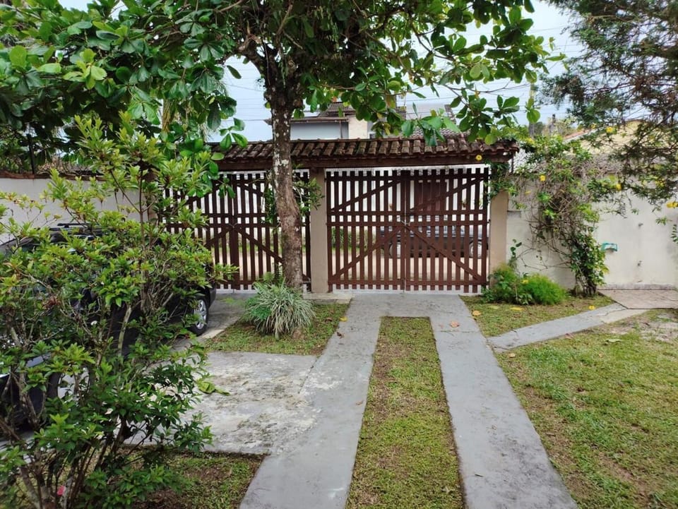 Casa na Boraceia, 100 M praia c roupas cama e banho House in São Sebastião