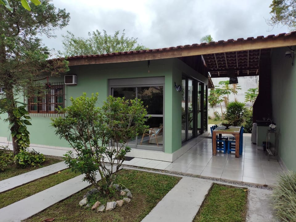 Casa na Boraceia, 100 M praia c roupas cama e banho House in São Sebastião