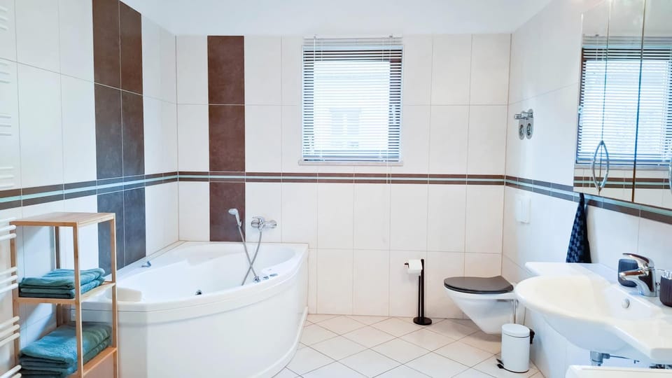 Toilet, Hot Tub, Bathroom, Bath, towels, washing machine