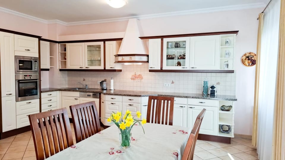 Dining area, dishwasher, kitchen