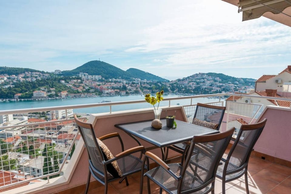 Property building, Spring, Day, Balcony/Terrace, On site, City view, City view, Mountain view, Sea view, Sea view