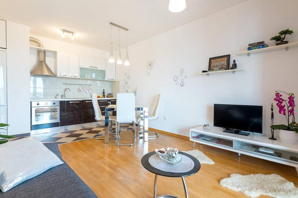TV and multimedia, Kitchen or kitchenette, Living room, Photo of the whole room, Dining area, City view, Sea view, Street view