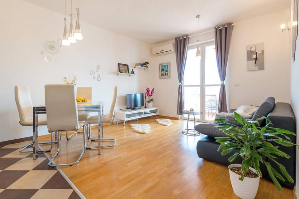 TV and multimedia, Living room, Dining area, City view, Sea view, Street view