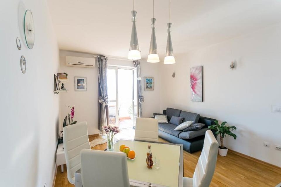 Property building, Communal lounge/ TV room, Day, Living room, Photo of the whole room, Decorative detail, Dining area, City view, City view, Landmark view, Mountain view, Mountain view, Sea view, Sea view, bunk bed
