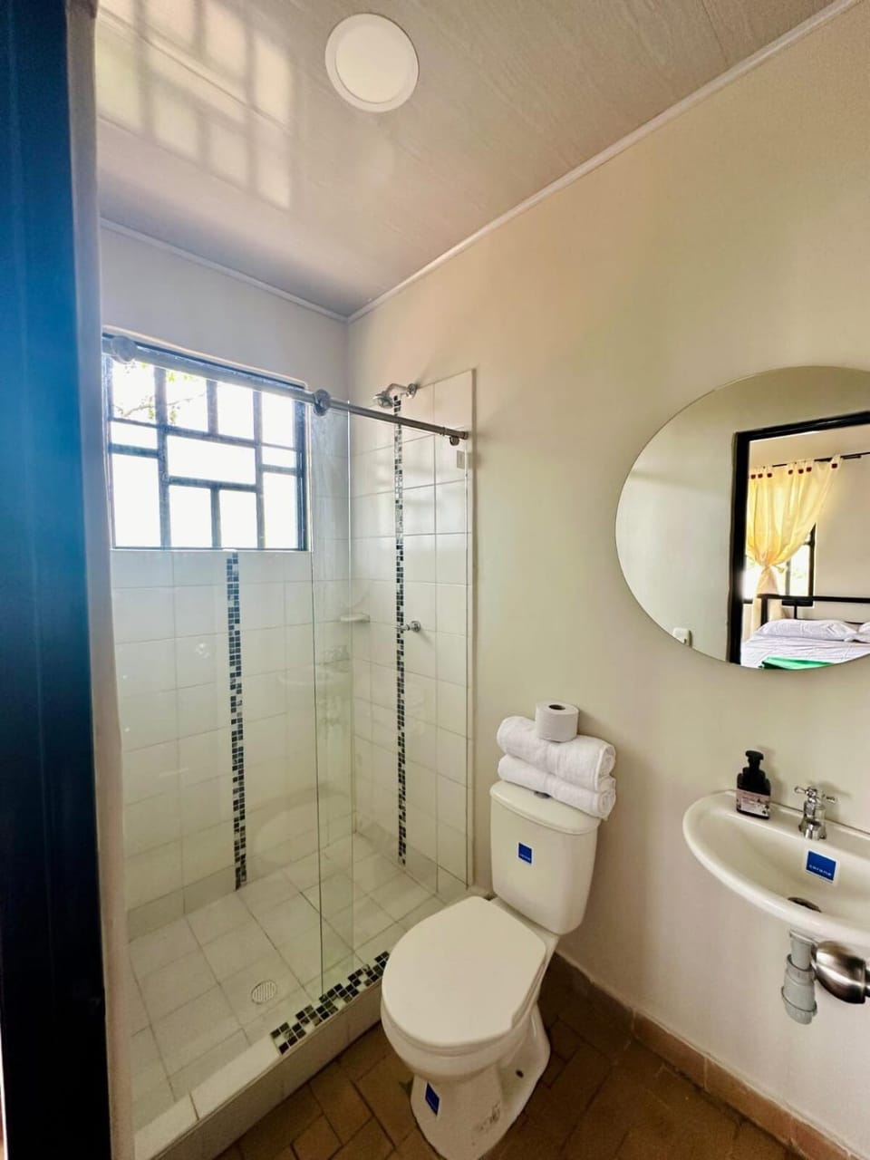 Shower, Toilet, towels